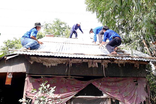 ĐVTN tu sửa nhà cho người dân có hoàn cảnh khó khăn